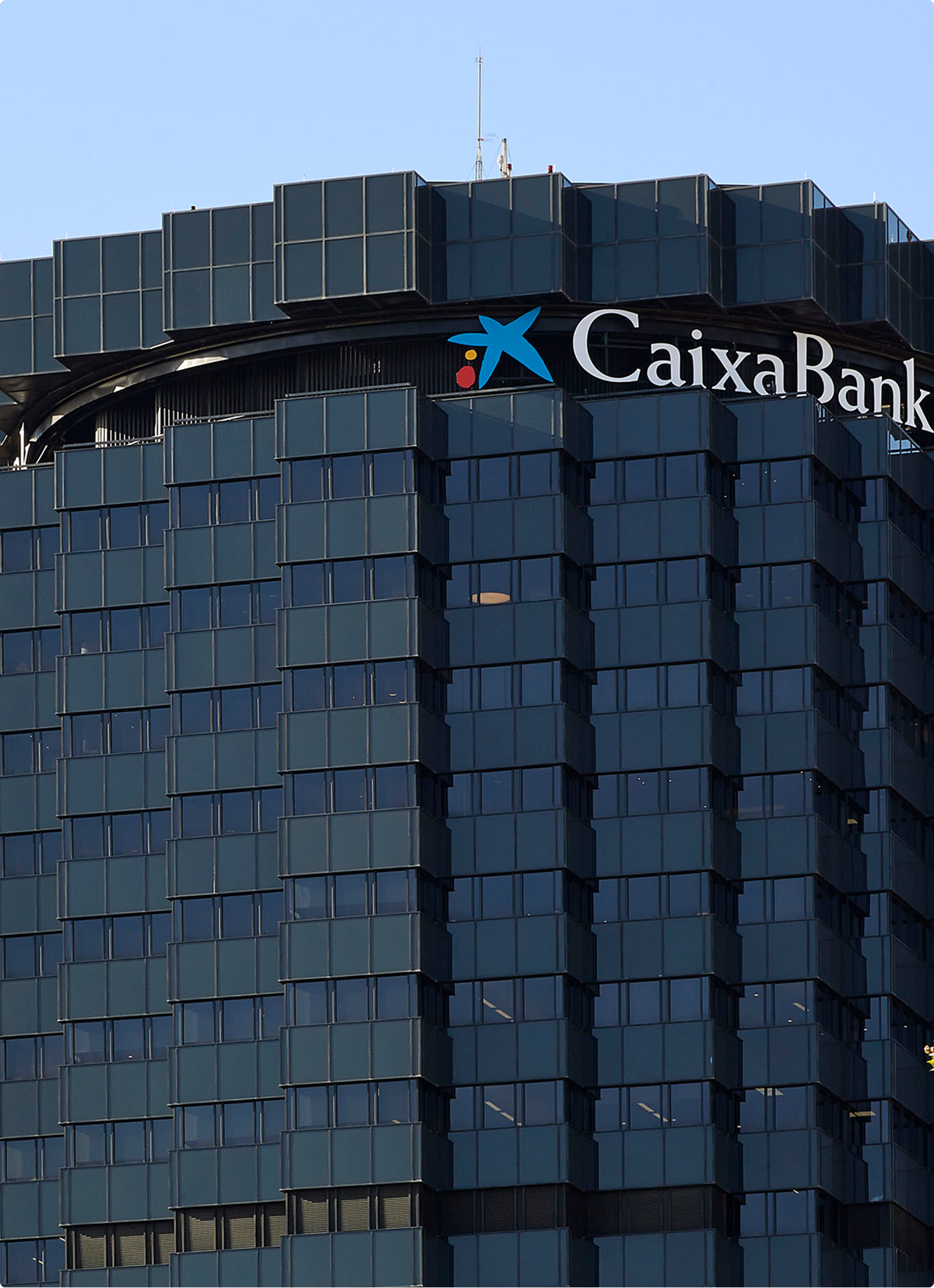 Edificio de CaixaBank con ventana oscura, representando un entorno urbano moderno.