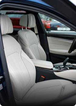 Asientos de cuero claros en el interior de un automóvil, con detalles de diseño moderno y elegante.