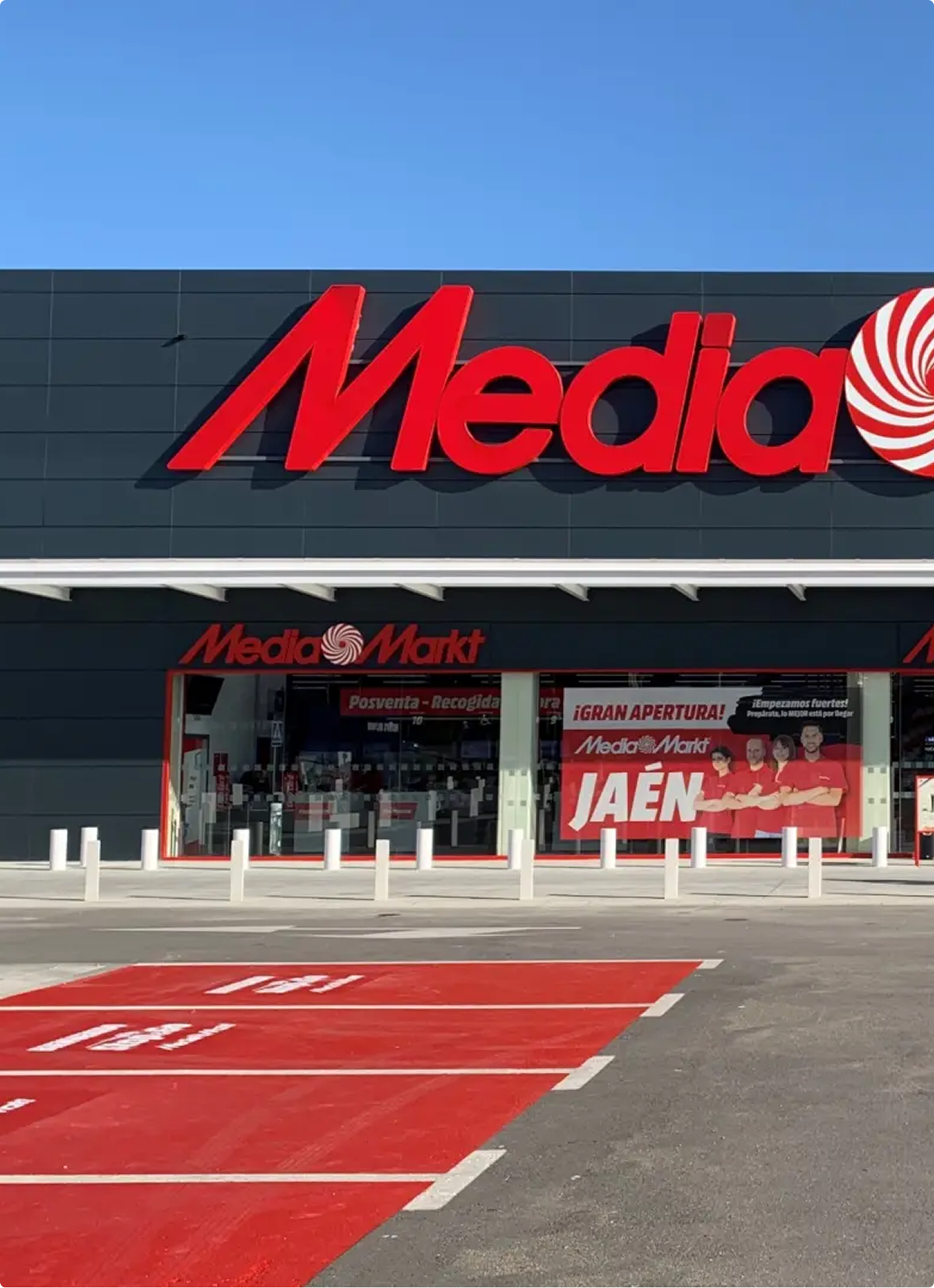 Fachada de la tienda Media Markt con logo destacado y anuncio de apertura en Jaén.