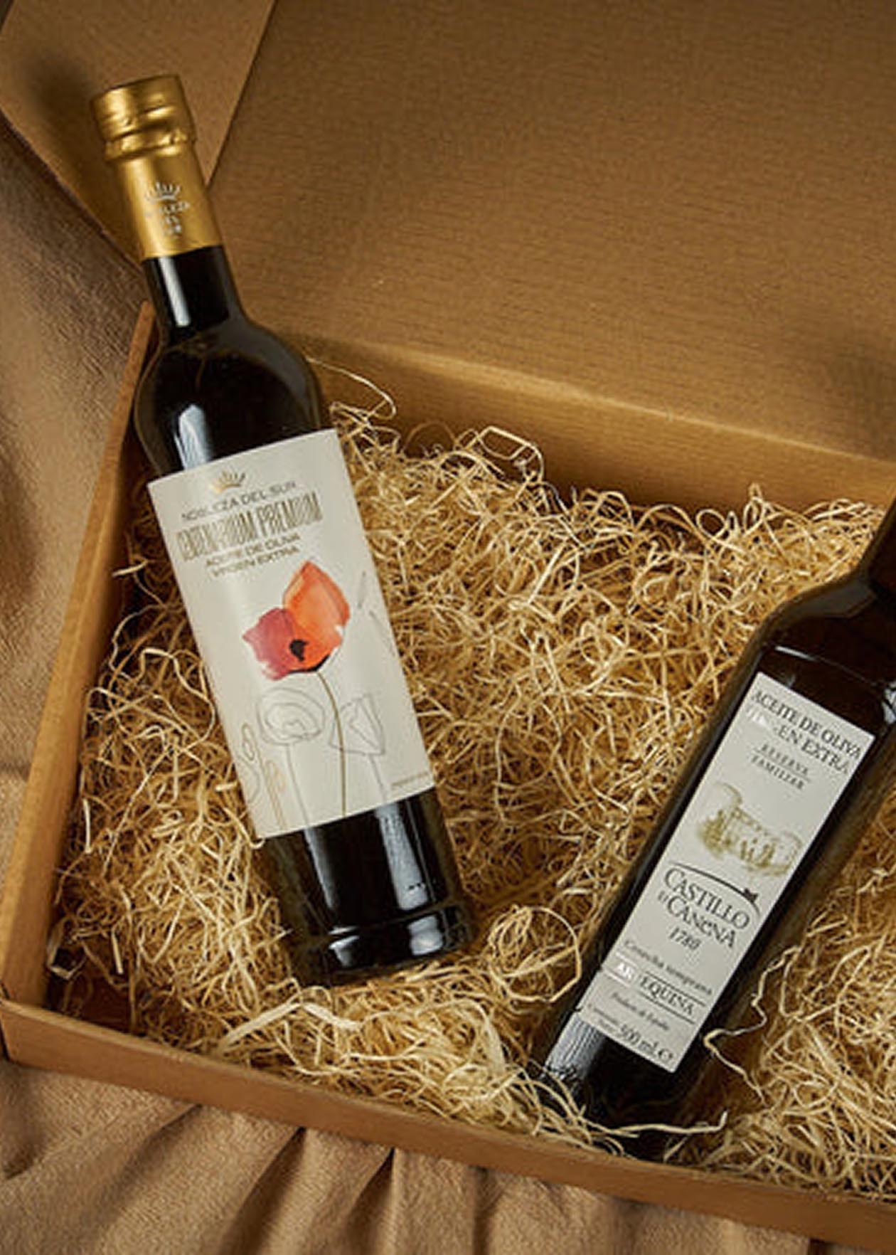 Cajas de vino con etiquetas elegantes sobre un fondo de paja en una caja de madera.