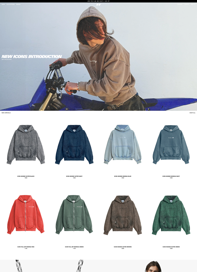 Modelo con sudadera en moto, muestra variedad de sudaderas en la parte inferior de la página de la agencia Shopify.