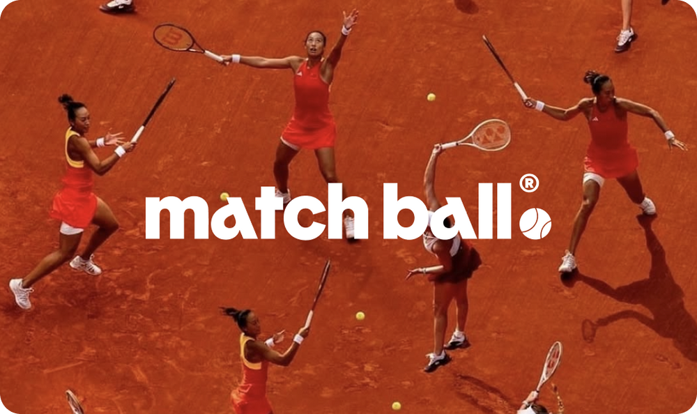 Jugadoras de tenis en acción en una cancha de arcilla durante un torneo.