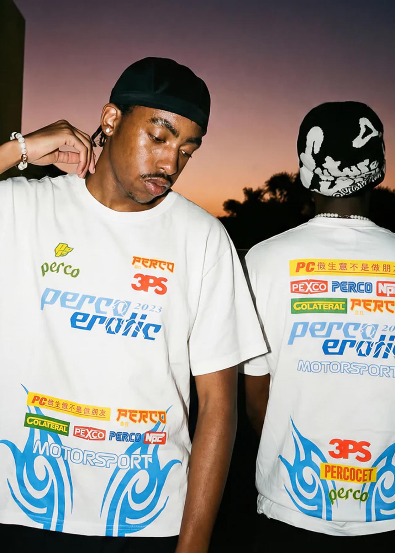 Dos personas con camisetas gráficas en un atardecer, una de ellas muestra el logo de 'perco'.