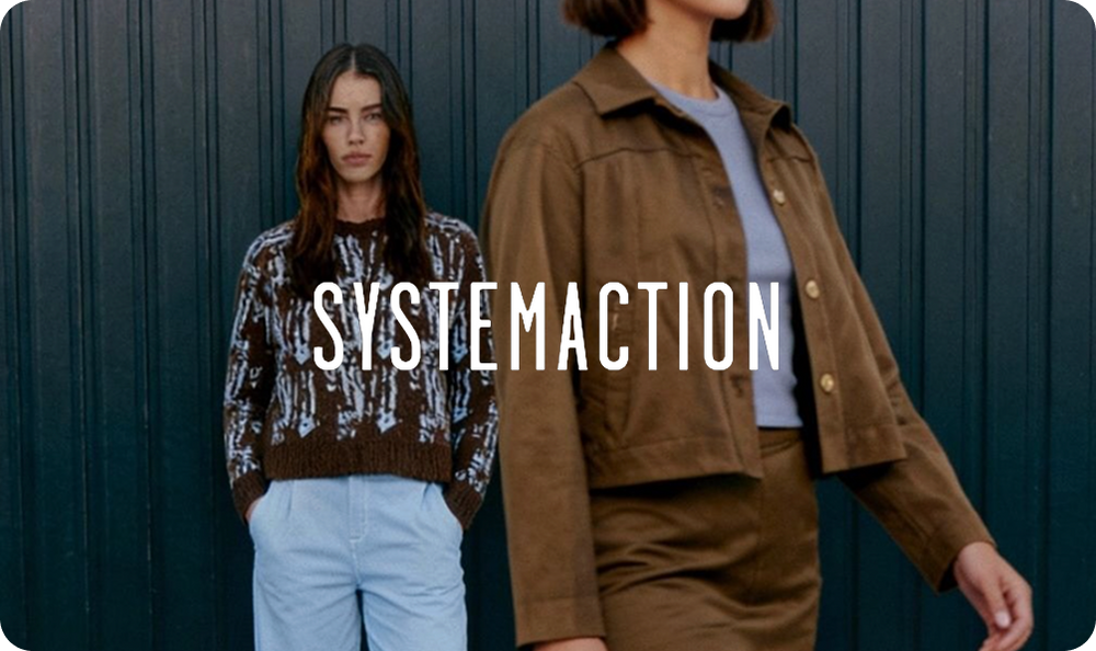 Modelos luciendo ropa de moda frente a un fondo oscuro, representando el diseño Shopify en ecommerce.
