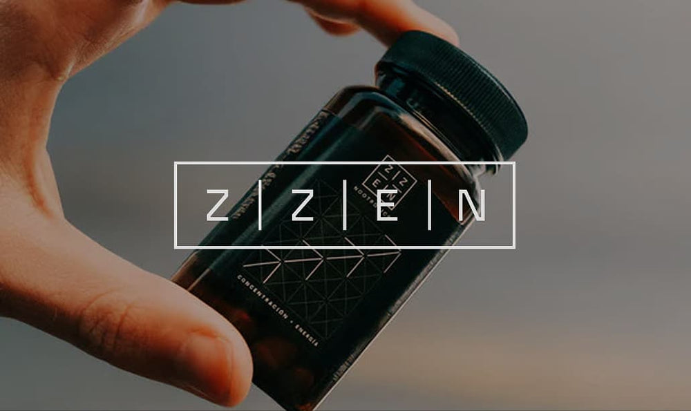 Frasco de suplemento en mano, con diseño moderno, representando un producto de una agencia Shopify.